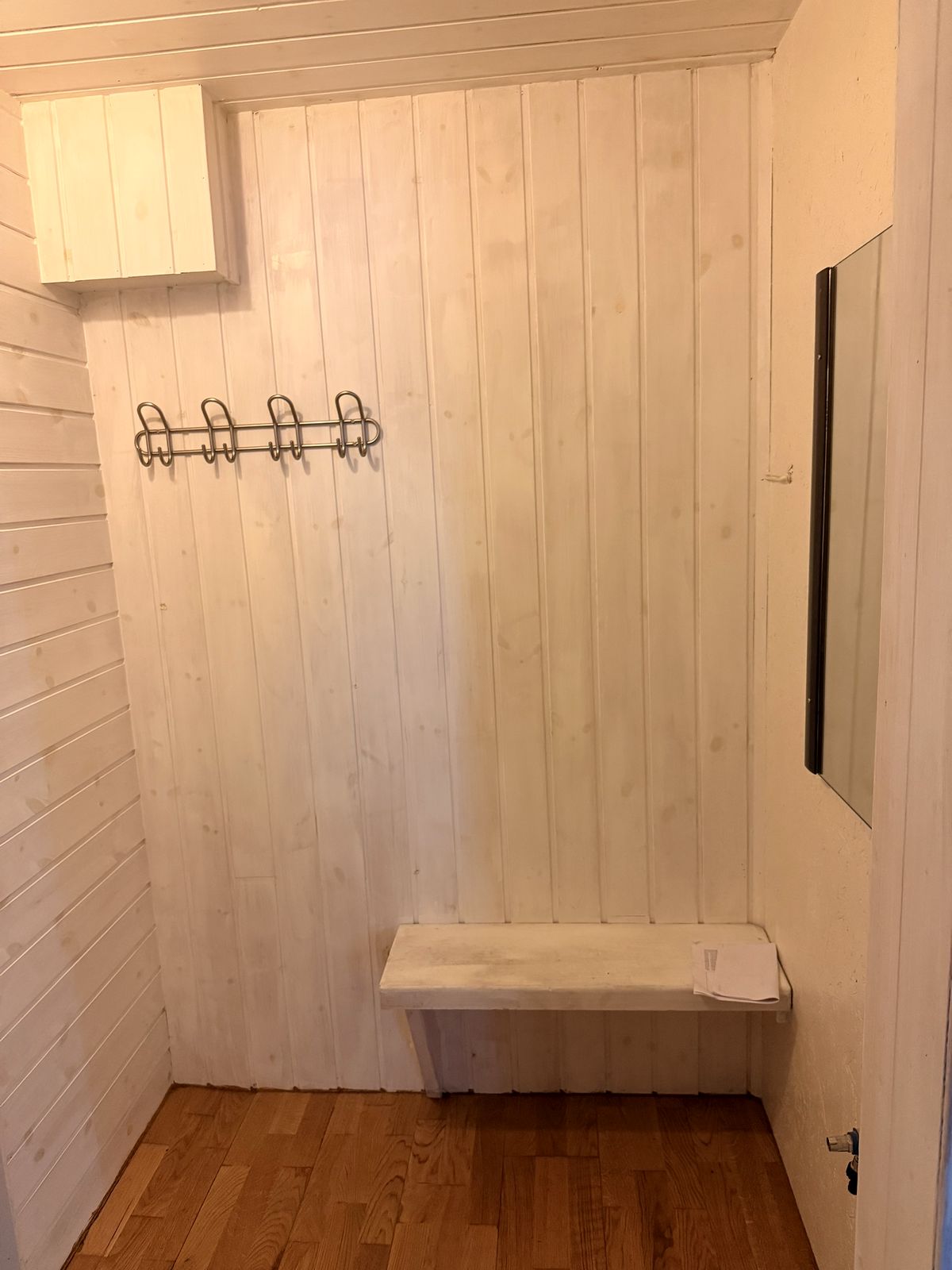 Garderobe med dusj