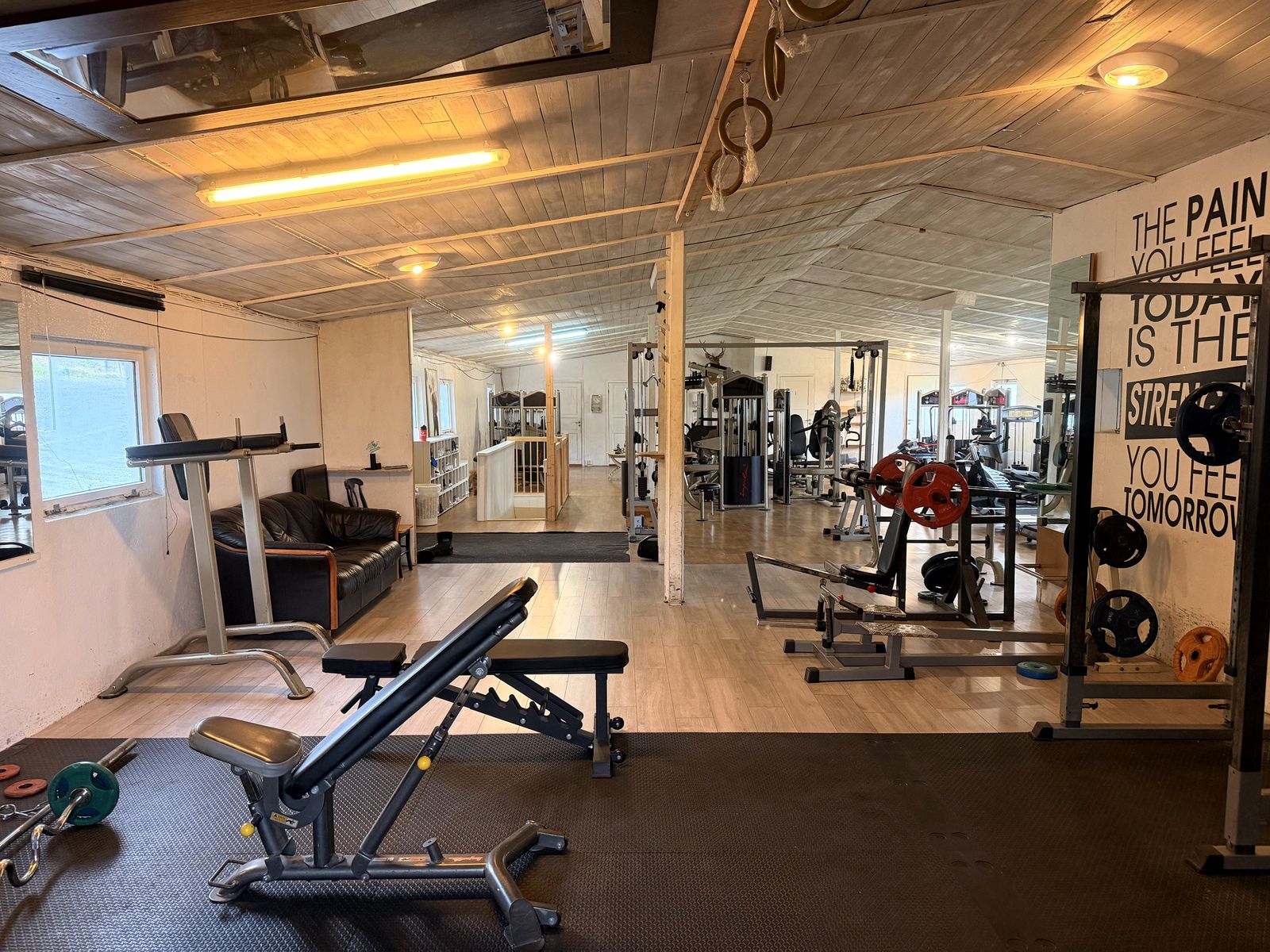 Hovudetasjen med benkar, beinpress og stativ